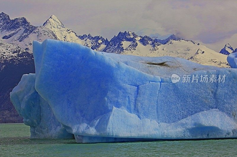 漂浮在阿根廷湖上的冰山和阿普萨拉冰川附近的浮冰-巴塔哥尼亚