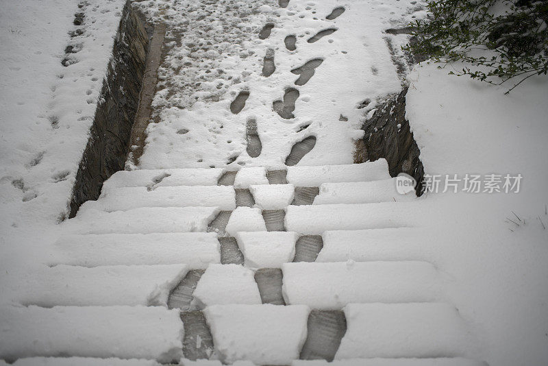 脚印在白雪覆盖的台阶上