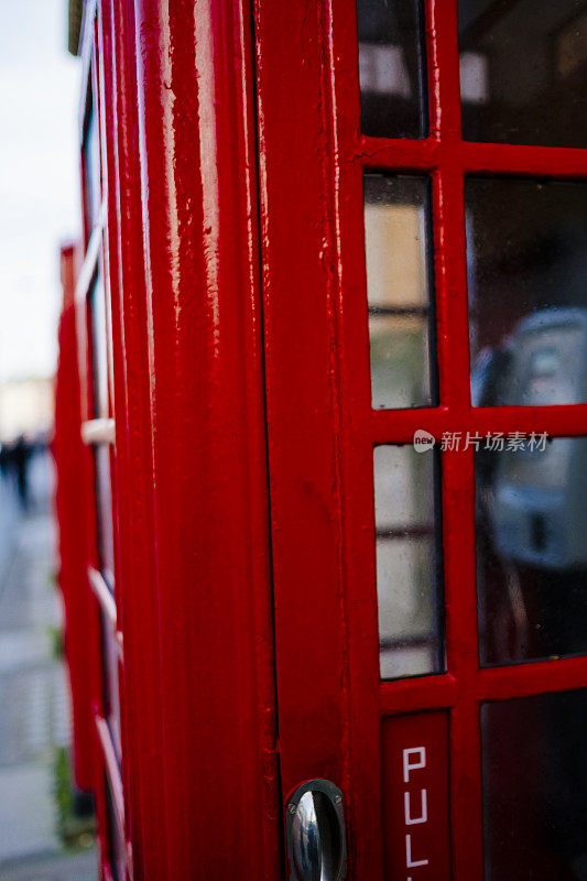 老式的英国红色电话亭，浅焦点。