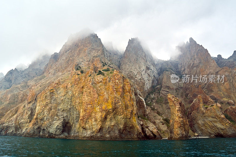 落基山脉海岸，卡拉达火山，多云的天空，大雾，克里米亚