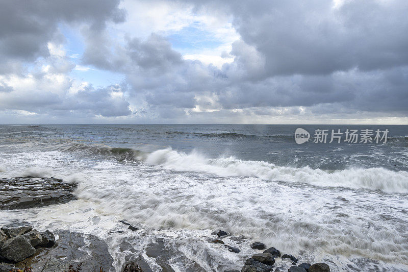 加利福尼亚海岸附近汹涌的海浪