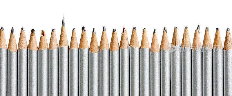 白色背景上的一排钝的和破碎的银色铅笔，其中一只超级尖的铅笔坐在他们。脱颖而出的概念。