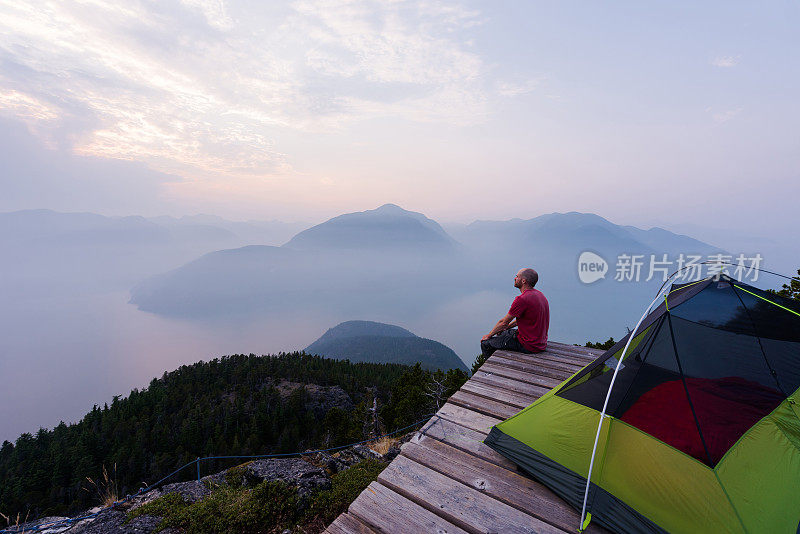 独自在山里徒步探险