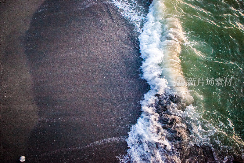 海浪和冲浪的鸟瞰图