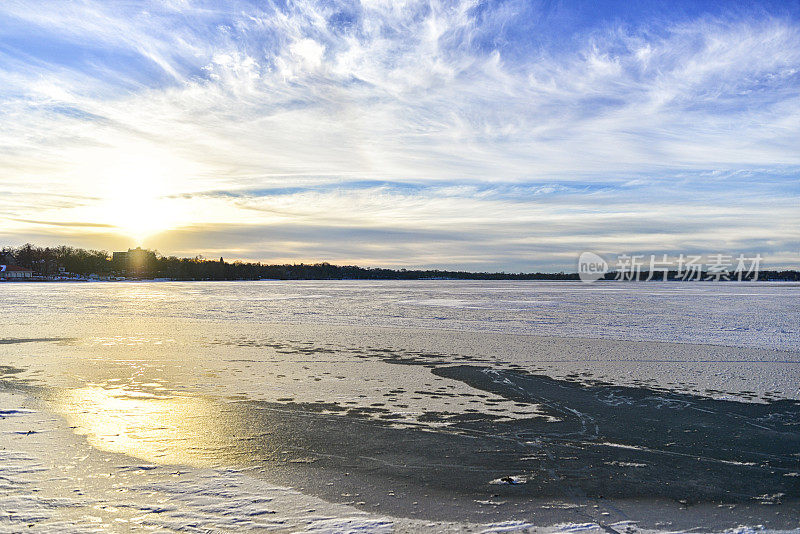 明尼苏达州冰冻湖泊上冬日的日出