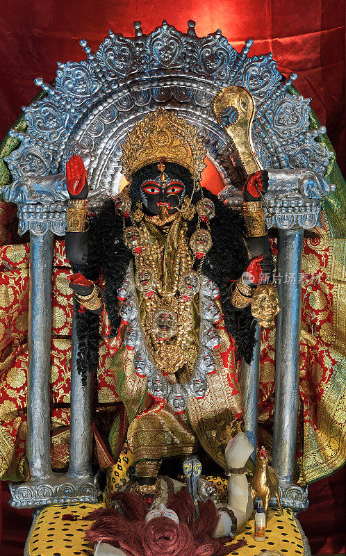 加尔各答排灯节期间的印度女神卡利的偶像，在一个pandal内