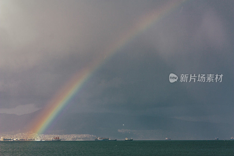 彩虹越过大海和城市，户外照片美丽的自然