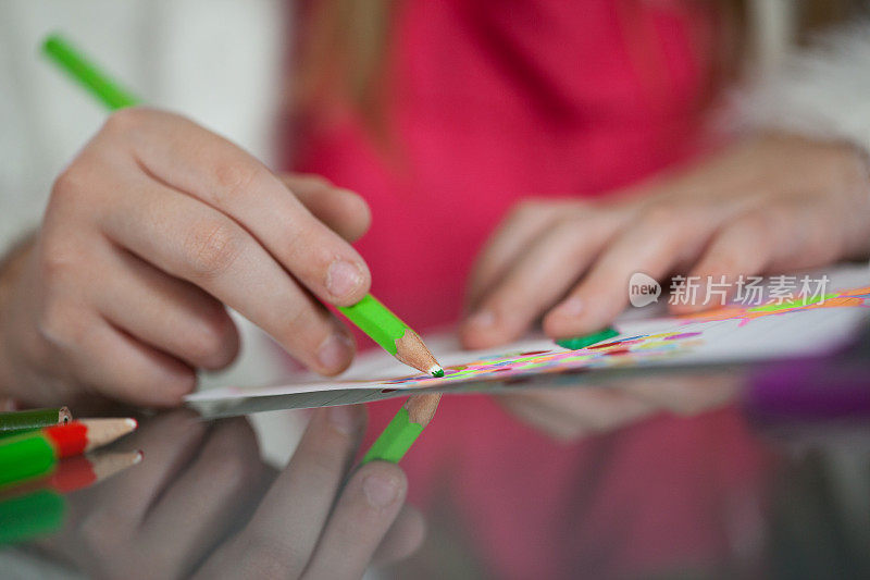 漂亮的女学生在家里做作业