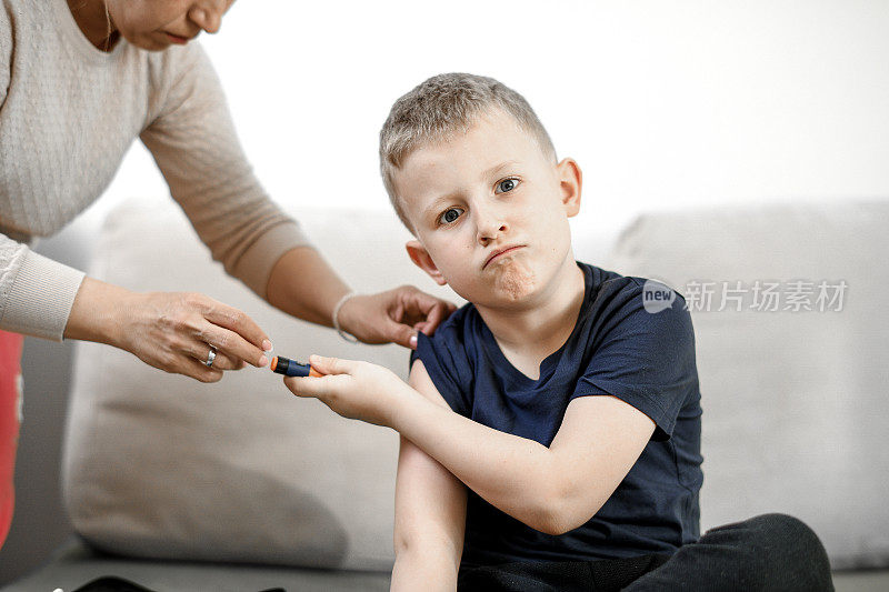 可爱的孩子正在注射胰岛素