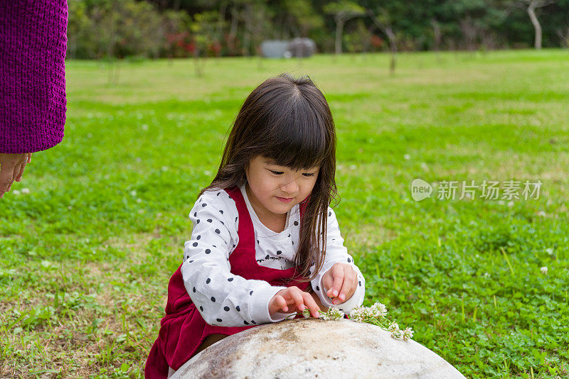 妈妈和小女孩在公园里玩