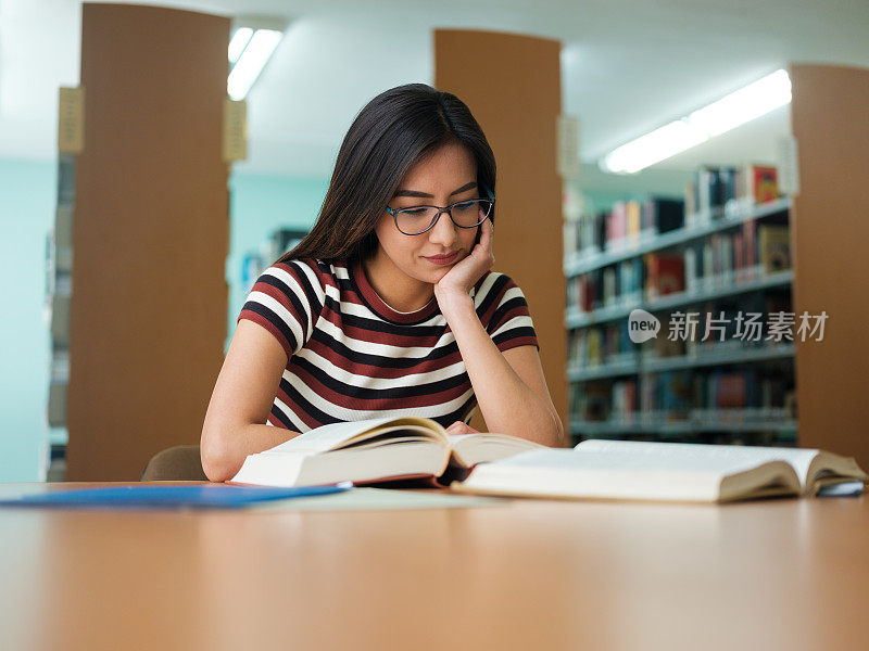 集中拉丁学院女性阅读