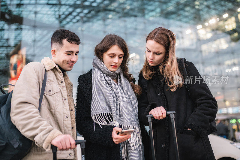 三个年轻的旅客在柏林火车站前