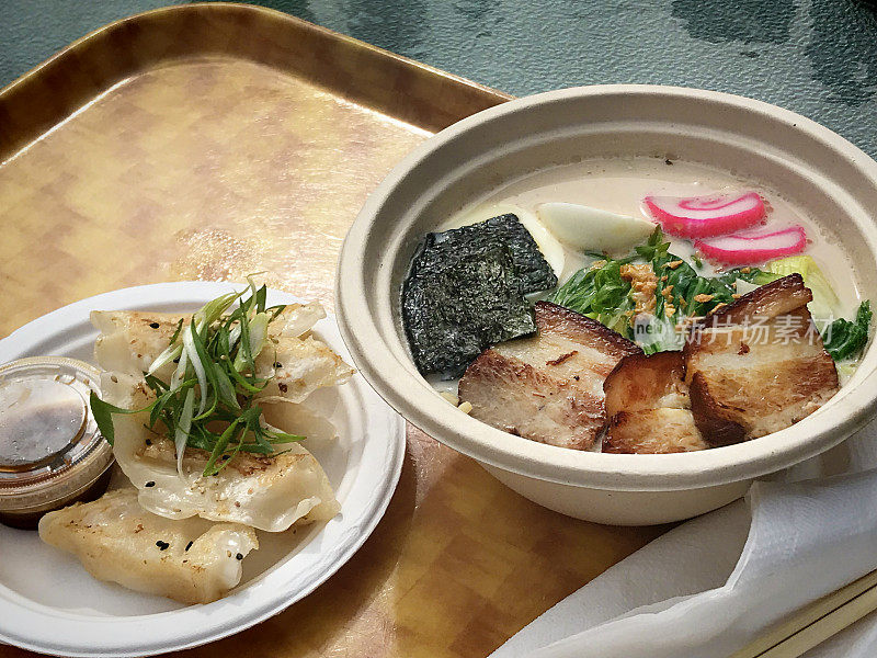 日本拉面汤加五花肉，鱼饼和炸饺子