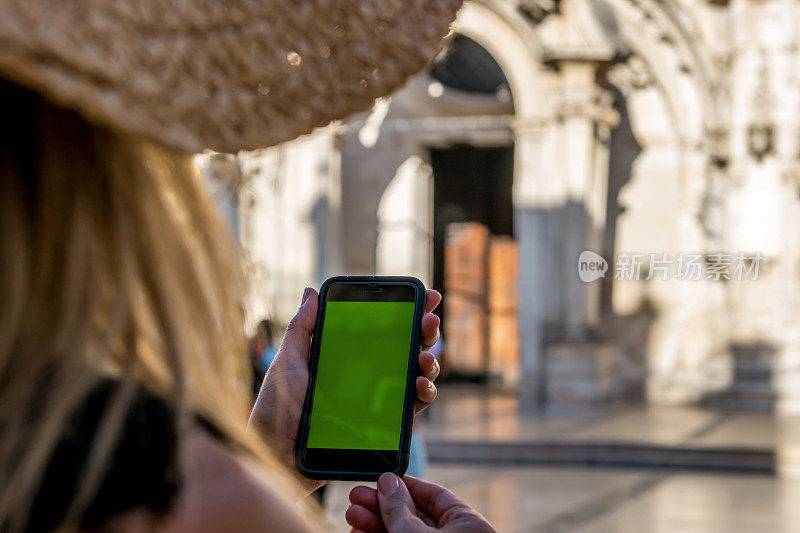 一个女人正在参观一个古老的葡萄牙城市。