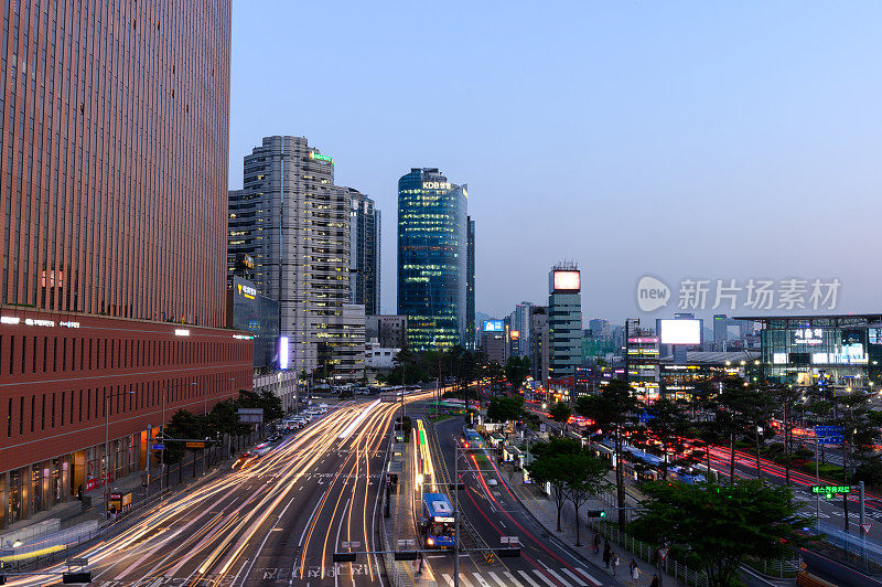 首尔，韩国城市在黄昏的交通景观