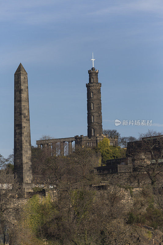 英国苏格兰爱丁堡市中心的传统哥特式建筑和方尖碑
