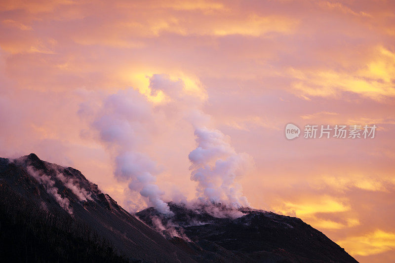 在帕克普马林Chaiten火山上粉红色的晚霞