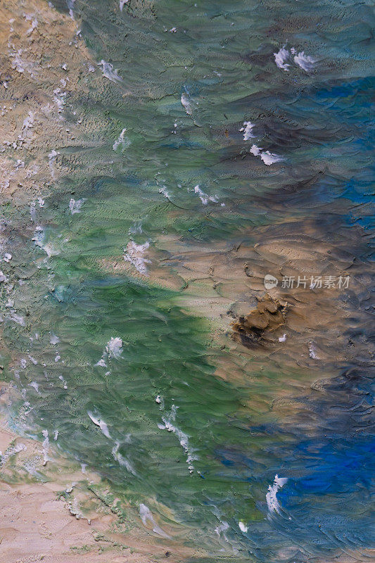 色彩和纹理的背景:海滩和冲浪海浪，高角度的视图