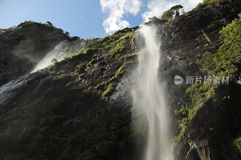 新西兰米尔福德湾的瀑布