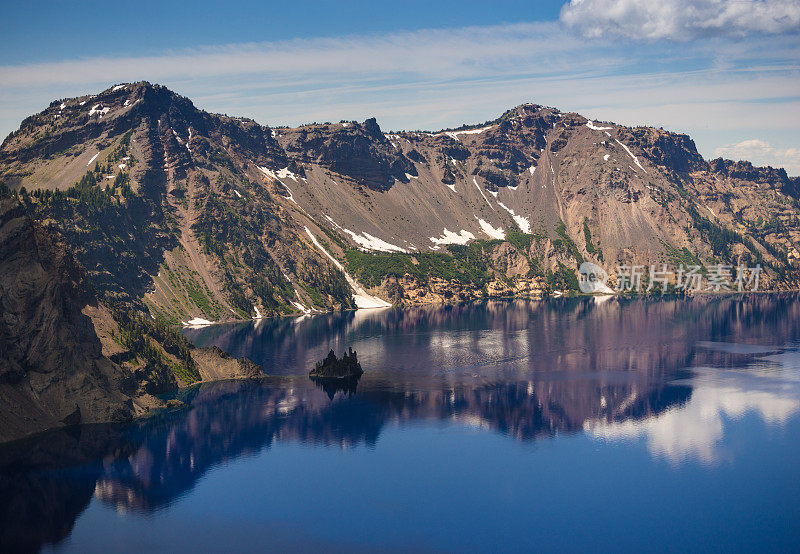 火山口湖上的幽灵船岛