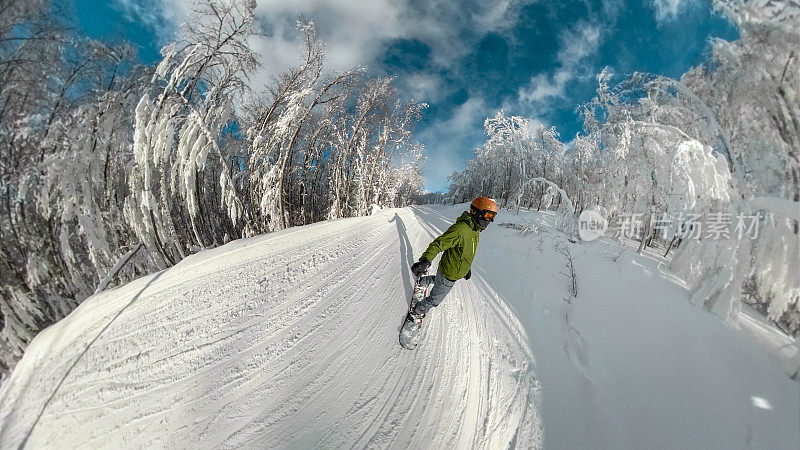 在山上滑雪