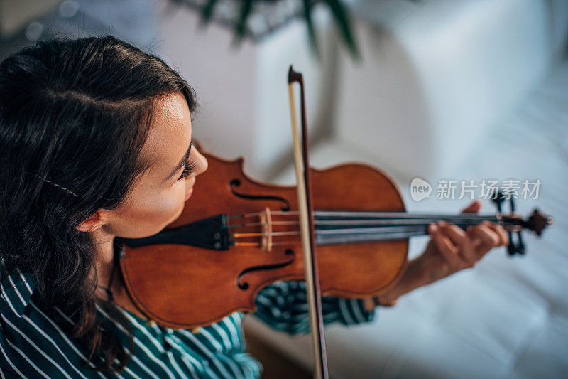 女小提琴家在家里练习