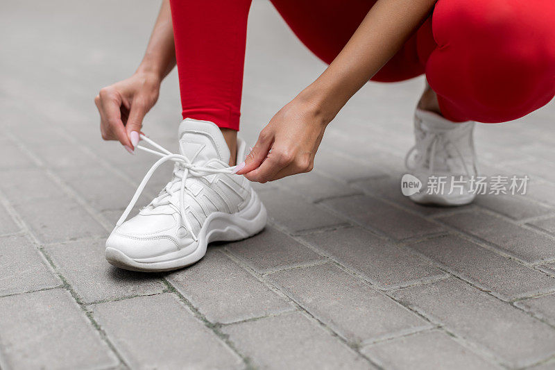 运动女子系鞋带