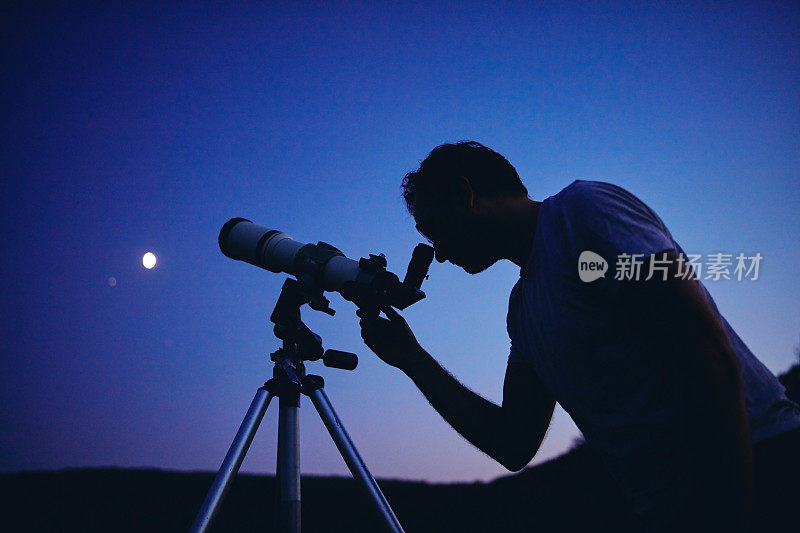 天文学家用望远镜观察星星和月亮。我的天文工作。