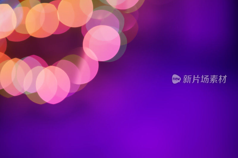 散焦圣诞灯与美丽的散焦和复制空间(紫色)