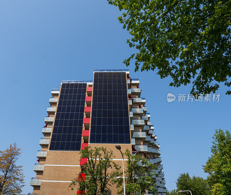 安装在住宅建筑上的太阳能电池板。