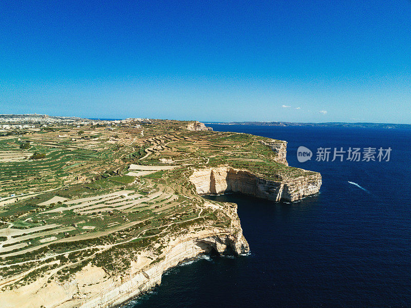 马耳他-地中海旅游目的地，戈佐岛上Xlendi海湾附近的悬崖