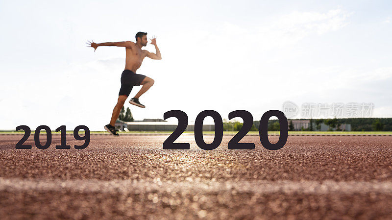 2020新年概念:在美丽的金色天空下，运动员的剪影从2019年跳跃到2020年