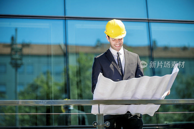 建筑师在室外分析设计图