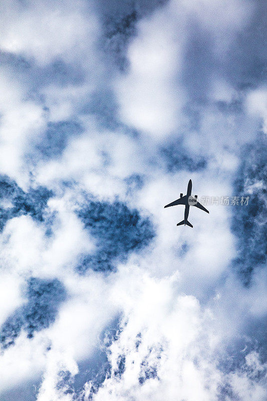 飞机在多云的天空中