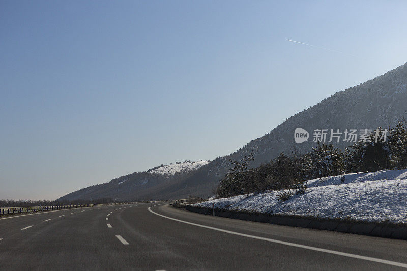 冬季，土耳其博鲁附近的高速公路经过山区