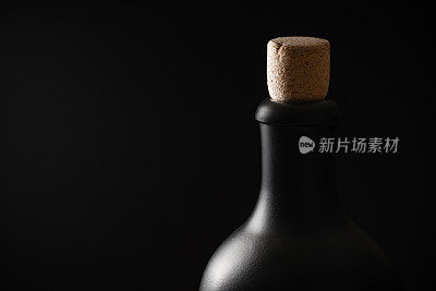 黑色背景上的黑朗姆酒或威士忌