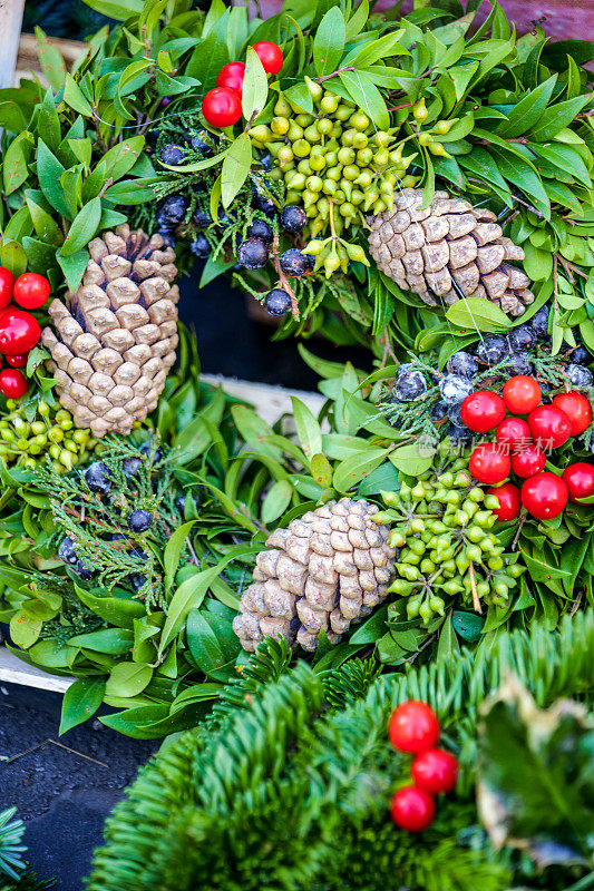 用松果、浆果和冷杉树枝做成的圣诞装饰品