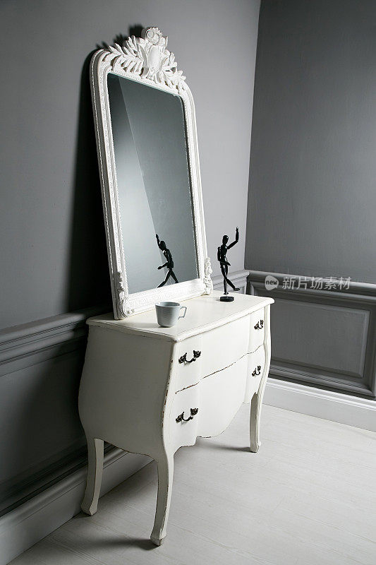 一个昂贵的现代白色镜子与一个经典的灰色内饰基座。