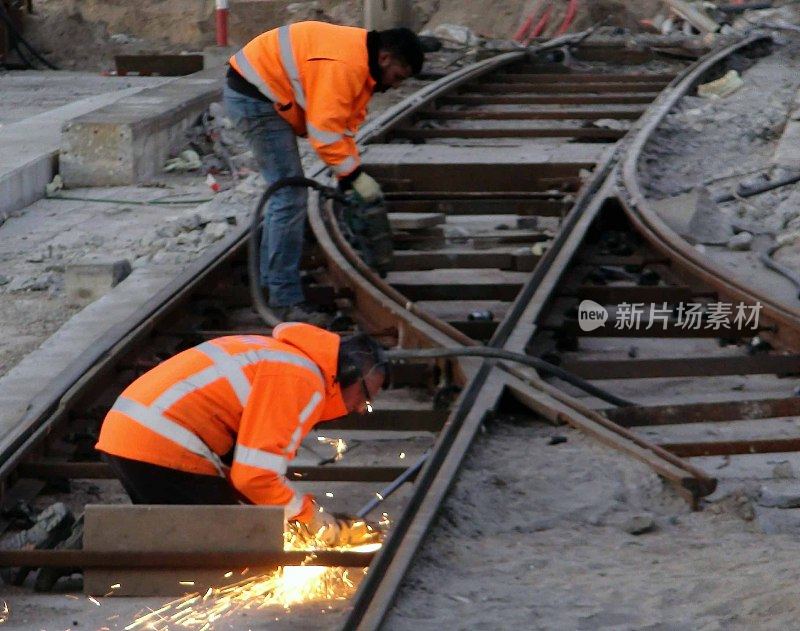 铁路建筑工人焊接铁路梁