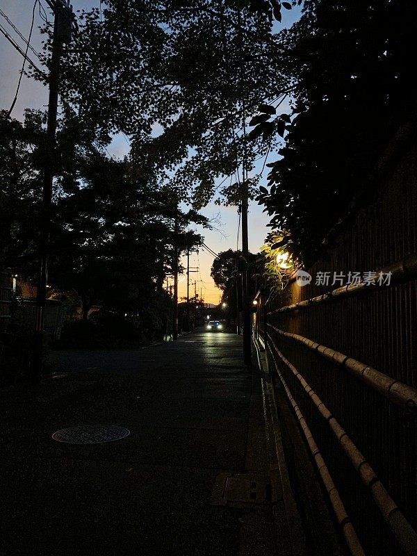 日本京都，Sakyo-ku住宅区的日落时分