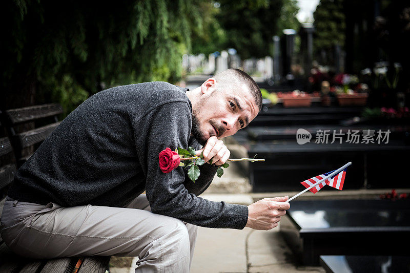 一位退伍军人为他死去的朋友扫墓