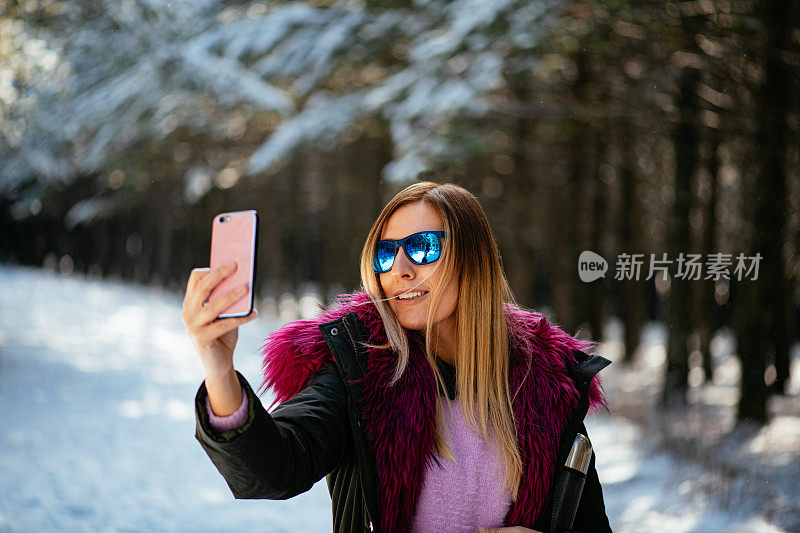 美丽的女人在雪山里自拍