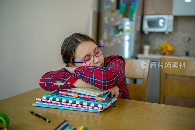 十几岁的女孩看着开胃的汉堡躺在她面前的桌子上