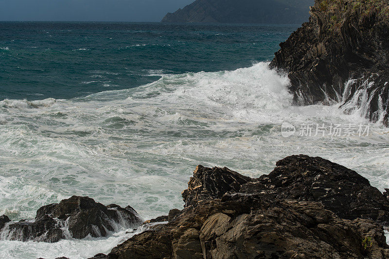 海浪拍打海面