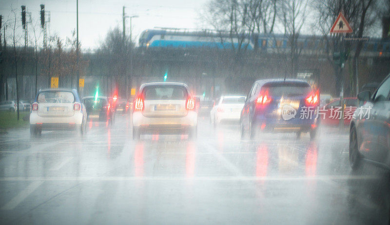 汽车在城市的雨天街道上行驶