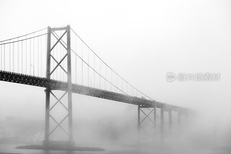 大雾中的桥