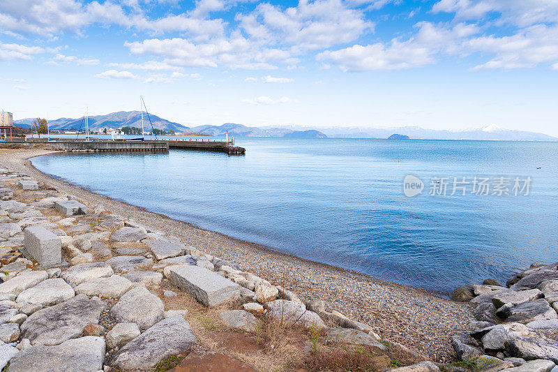 日本镰仓美丽的海滩海景，背景是萨拉米湾。