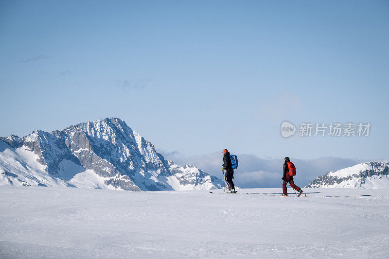 滑雪登山运动员攀登积雪的山脊线