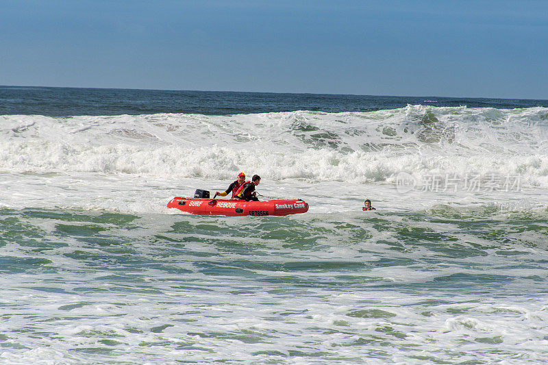 冲浪救援救生员训练正在进行中。澳大利亚新南威尔士州旺达海滩的救援接入点。