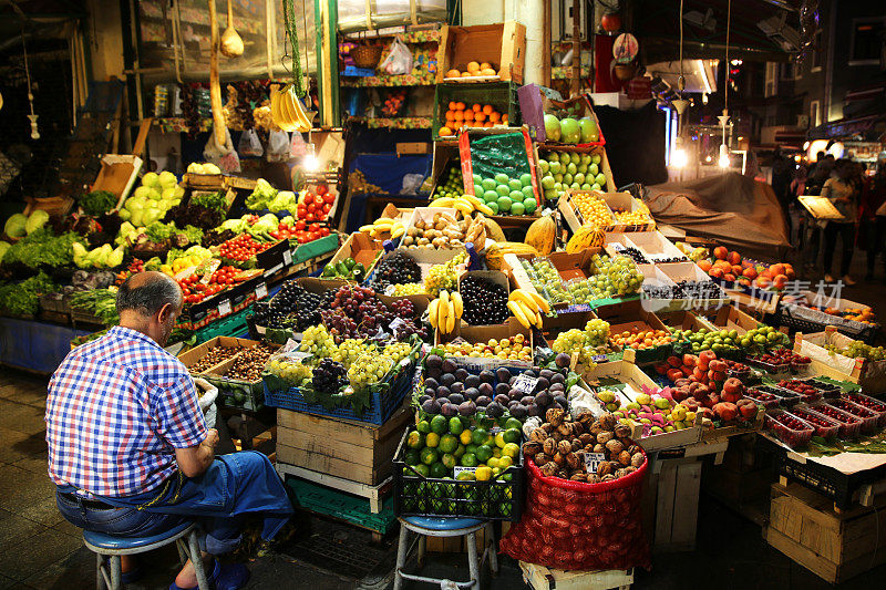 伊斯坦布尔Beyoglu街istiklal鱼市的蔬菜水果店